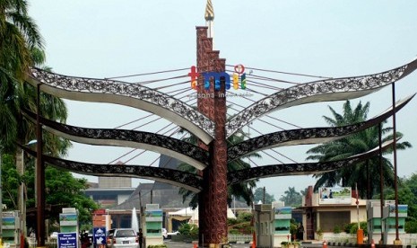 The gate towards Beautiful Indonesia Miniature Park (TMII) in Jakarta. (file photo)