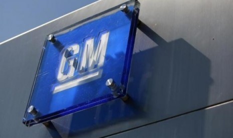 The General Motors logo is seen outside its headquarters at the Renaissance Center in Detroit, Michigan in this file photograph taken August 25, 2009.