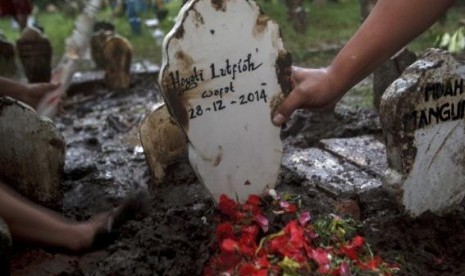 The grave marker of Hayati Lutfiah, a passenger of AirAsia QZ8501, is pictured at a cemetery in Surabaya January 1, 2015. 