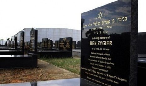 The grave of Ben Zygier (right), the Australian whom local media have identified as the man who died in an Israeli prison in 2010 and who may have been recruited by Israeli intelligence agency Mossad, is pictured at a Jewish cemetery in Melbourne February 