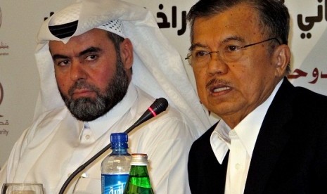    The head of Indonesian Red Cross (PMI) Jusuf Kalla (right) with CEO of Qatar Charity Yusuf Bin Ahmed Al Kuwary are in Doha, Qatar on Thursday, to explain the strategy and concrete actions to resolve conflict between Rohingya and Rakhine ethnics. (illust