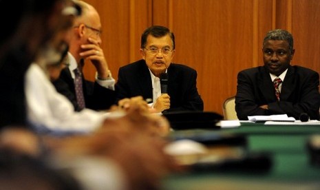 The head of Indonesian Red Cross Muhammad Jusuf Kalla (center) plans a visit to Myanmar related to the humanitarian issue of Rohingya Muslims crisis. Kalla sits beside Deputy Secretary General of Organization of islamic Conference, Atta Abdul Manan, when d