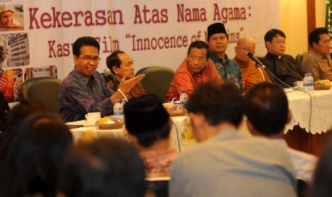 The head of National Committee of Human Rights, Ifdhal Kasim (left) sits among a panel of interfaith leaders in Jakarta, Wednesday. They held a dialog on violence on behalf of religion, with Innocence of Muslims as a study case. (illustration)  