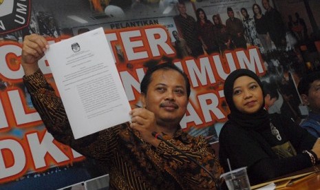 The head of task force at the Jakarta election commision (KPUD), Sumarno (left), and the head of KPUD Jakarta, Dahlia Umar, announce the official result of Jakarta gubernatorial election in 2012 on Saturday. KPUD officially announce Joko Widodo and his running mate, Basuki Tjahaja Purnama win over Fauzi Bowo and Nachrowi Ramli.