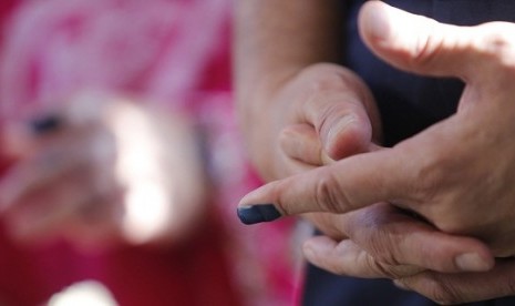 The inked fingers of Malaysia's Prime Minister Najib Razak (right) and his wife Rosmah Mansor are seen after they cast their votes during the general elections in Pekan, 300 km east of Kuala Lumpur May 5, 2013. 