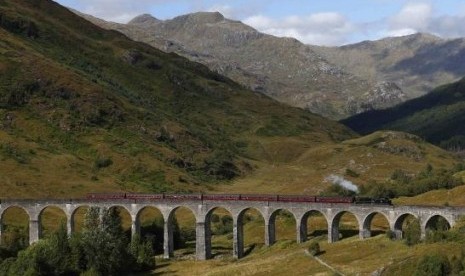 The Jacobite steam train crosses the Glenfinnan Viaduct in Scotland August 31, 2014.