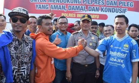 The Jakmania dan Viking di Kabupaten Indramayu menggelar deklarasi damai di Mapolres Indramayu, Rabu (26/9). Disaksikan Kapolres Indramayu, AKBP Arif Fajarudin (tengah), kedua kelompok itu sepakat bersama-sama menjaga perdamaian dan tidak menyimpan dendam.