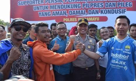 The Jakmania dan Viking di Kabupaten Indramayu menggelar deklarasi damai di Mapolres Indramayu, Rabu (26/9). Disaksikan Kapolres Indramayu, AKBP Arif Fajarudin (tengah), kedua kelompok itu sepakat bersama-sama menjaga perdamaian dan tidak menyimpan dendam.