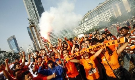 The JakMania ketika menggumpulkan tanda tangan di Bundaran Hotel Indonesia, Jakarta Pusat, Ahad (5/5).