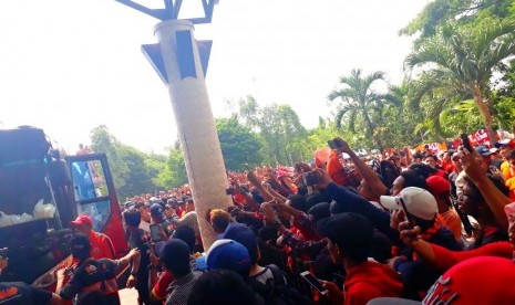 The Jakmania menyambut rombongan Persija di Stadion Manahan, Jumat (3/11).