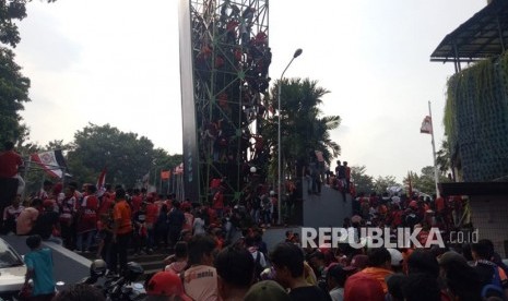 The Jakmania rela memanjat Wall Climbing demi nonton bareng laga Persija Jakarta menjamu Mitra Kukar, di halaman Kemenpora, Jakarta Pusat, Ahad (9/12). 