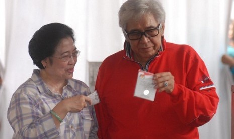 The late Chairman of People's Consultative Assembly (MPR) Taufiq Kiemas (left) is with her spouse, former president Megawati Soekarnoputri, during a regional election to elect governor of Jakarta, in 2012. (file photo)