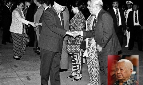 The late President Soeharto (left) shakes hand with Sudomo. The picture was taken on September 11 1990. (Insert: Sudomo in March 2012).