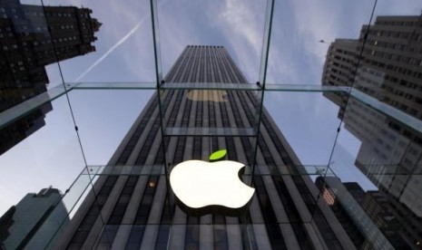 The leaf on the Apple symbol is tinted green at the Apple flagship store on 5th Ave in New York April 22, 2014. Employees and signage have been themed green to mark Earth Day.