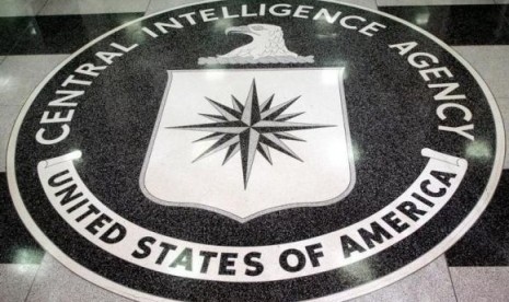 Logo Badan Intelijen Pusat AS terlihat di lobi markas CIA di Langley, Virginia, 3 Maret 2005.