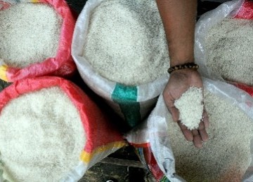 The management of Masjid Jogokariyan distributes rice alms to helps the needy (illustration).  