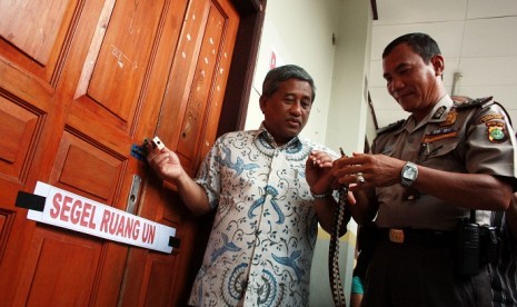 The Minister of Education and Culture, Mohammad Nuh (left), inspects the padlock of the room used to store the examination materials on Saturday.   