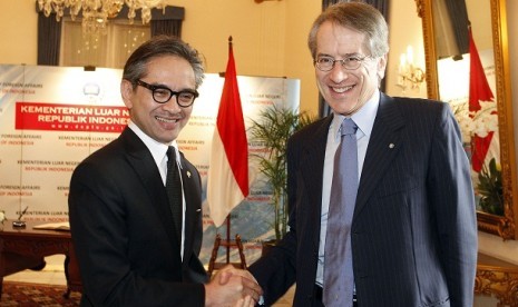 The Minister of Foreign Affairs, Marty Natalegawa (left) meets his Italian counterpart, Giulio Terzi di Sant'Agata.  