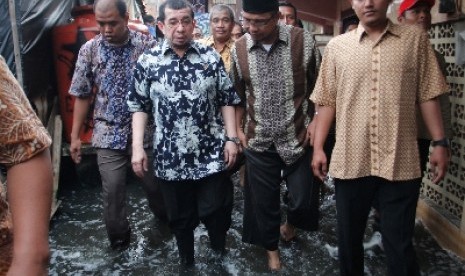 The Minister of Social Affairs, Salim Segaf Al Jufri (second left) visits a flooded area in Kapuk, North Jakarta, Sunday afternoon.