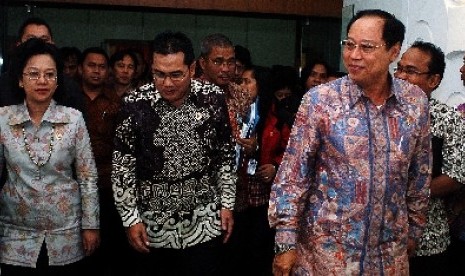 The Minister of State for Development of Disadvantaged Regions, Helmy Faishal Zaini (center)