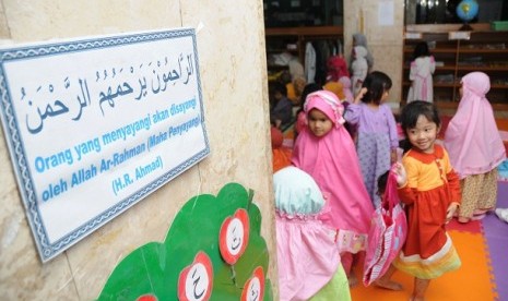 The mosque are for all! Istiqlal mosque also has a special program for children, called Pesantren Ramadhan or boarding school during Ramadhan. About a hundred children learn about Islamic values.    