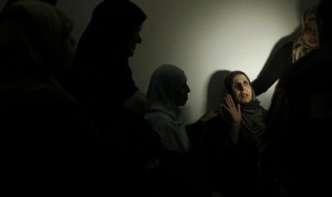 The mother (second from right) of al-Aqsa TV cameraman Mahmoud Al Kawmy mourns during his funeral in Gaza Strip November 21, 2012. The cameramen were killed by Israeli air strikes in his car, not far from the main Shifa hospital in Gaza city. (file photo) 