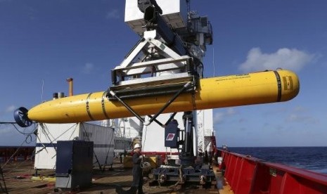 The Phoenix International Autonomous Underwater Vehicle (AUV) Artemis is craned over the side of Australian Defence Vessel Ocean Shield in the Southern Indian Ocean.