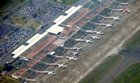 The picture shows an aerial view of Juanda International Airport in Surabaya. Garuda Indonesia plans to open direct flight service Surabaya-Singapore. (illustration)