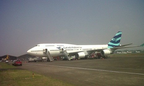 The pictures shows an airplane of Garuda Airline at Halim Perdanakusuma airport in East Jakarta, recently. The plane prepares to fly hajj pilgrims. The airport is predicted to be ready for commercial flight in October or November this year. (illustration)