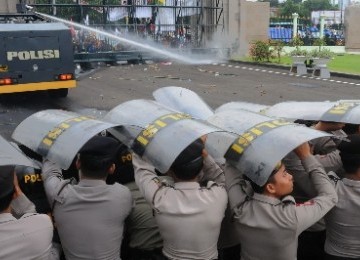 The police faces demostration in Jakarta, recently.