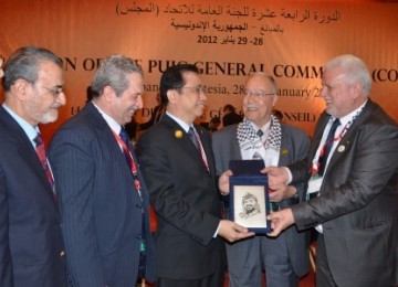 The President of the Parliamentary Union Of The OIC Member States (PUIC), Marzuki Alie (the third from right) accepts a foto of the late Yasser Arafat from palestine delegation in Palembang, Saturday