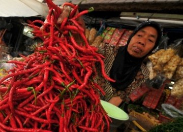 The price of some primary needs including red pepper are soaring although the House of Representative suspended the government's plan to increase the fuel price. (illustration)