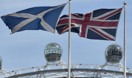 The Scottish saltire flag (left) and Union flag fly outside the Scottish Office, in central London August 28, 2014.