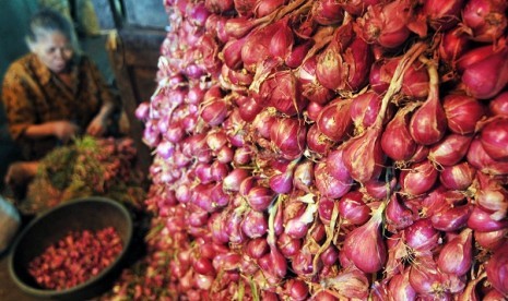 The shallot price that usually contibutes to inflation rate in Indonesia, is reported volatile during May.  