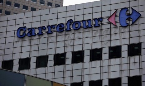 Logo Carrefour. Perusahaan retail itu menutup semua cabangnya di Yordania akibat gerakan boikot Israel.