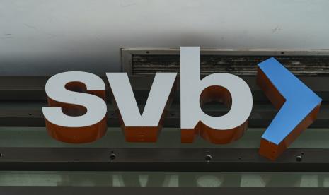 Logo Silicon Valley Bank di sebuah kantor cabang di Pasadena, California, Senin (13/3/2023). Regulator keuangan Swiss FINMA pada Senin (13/3/2023) mengatakan sedang berusaha untuk mengidentifikasi potensi risiko penularan bagi bank-bank dan perusahaan-perusahaan asuransi negara tersebut setelah ambruknya Silicon Valley Bank (SVB) dan Signature Bank.