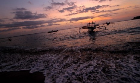 The sun sets at Senggigi Beach in Lombok. Now Lombok seeks direct flights to connect the region with Hong Kong. (illustration)