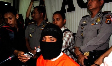 The suspect of former Aceh governor's attack (wearing mask), MTR (47 years).  