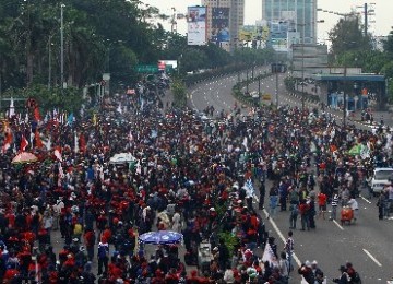 The tension is quite high when the protesters including thousands of workers occupy the main street in front of House of Representative's complex on Friday.  