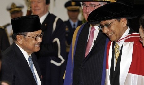 The third Indonesian President BJ Habibie (left) congratulates Vice President Boediono after being awarded an an honorary Doctorate of Laws from Monash University on Wednesday.  