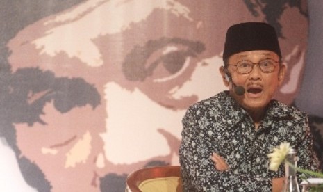 The third Indonesian president, BJ Habibie, suprises the audience during a movie screening held by Indonesian Student Association (PPI) and Indonesian community in The Haag, Netherland, on Sunday. (file photo)