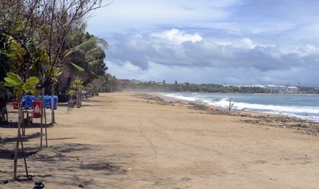 The used-to-be-crowded beach of Kuta, looks deserted during a Seclusion Day in Bali, when Hindus observe it as the day of contemplation. (file photo)