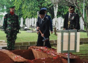 The vice president, Boediono, attends the burial ceremony at Kalibata cemetery that dedicated for Indonesian heroes and heroines.