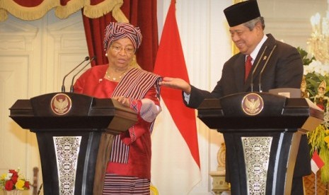 The visiting Liberian President Ellen Johnson Sirleaf (left) speaks during a press conference with Indonesian President Susilo Bambang Yudhoyono in the state palace in Jakarta on March 25. 