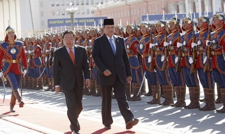 The visiting Presiden Susilo Bambang Yudhoyono (right) is accompanied with Presiden Mongolia Tsakhia Elbegdorj in Ulan Bator, Mongolia on Thursday.