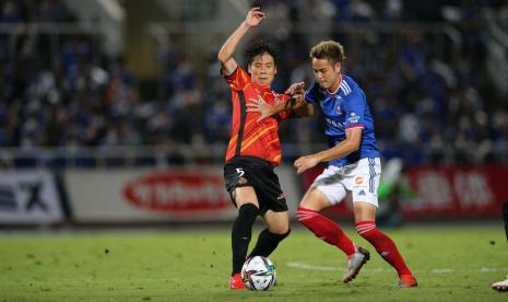 Theerathon Bunmathan (kanan) menjuarai J1 League bersama Yokohama F Marinos. Pratama Arhan bisa mengikuti jejak sukses Theerathon yang sama-sama menghuni posisi bek kiri.