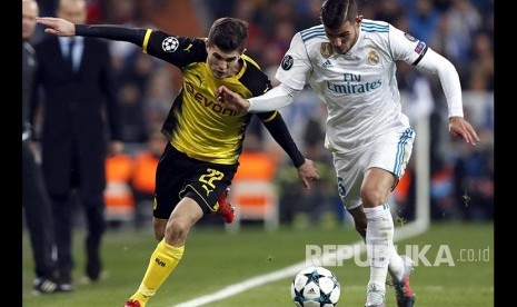 Theo Hernandez (kanan) adu sprint dengan Christian Pulisic pada pertandingan Real Madrid melawan Borussia Dortmund di Stadion Santiago Bernabeu, Kamis (7/11) dini hari.