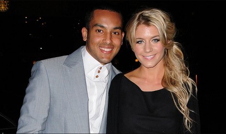 Theo Walcott dan Melanie Slade