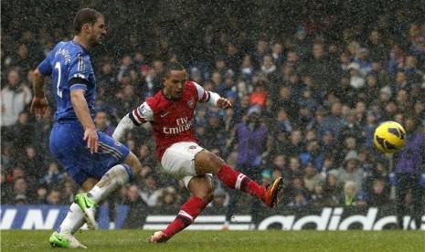 Theo Walcott (kanan) 