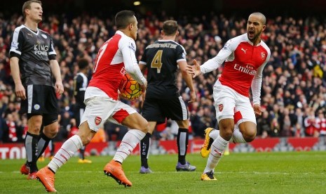 Theo Walcott (kanan) merayakan golnya ke gawang Leicester City dengan rekannya Alexis Sanchez.